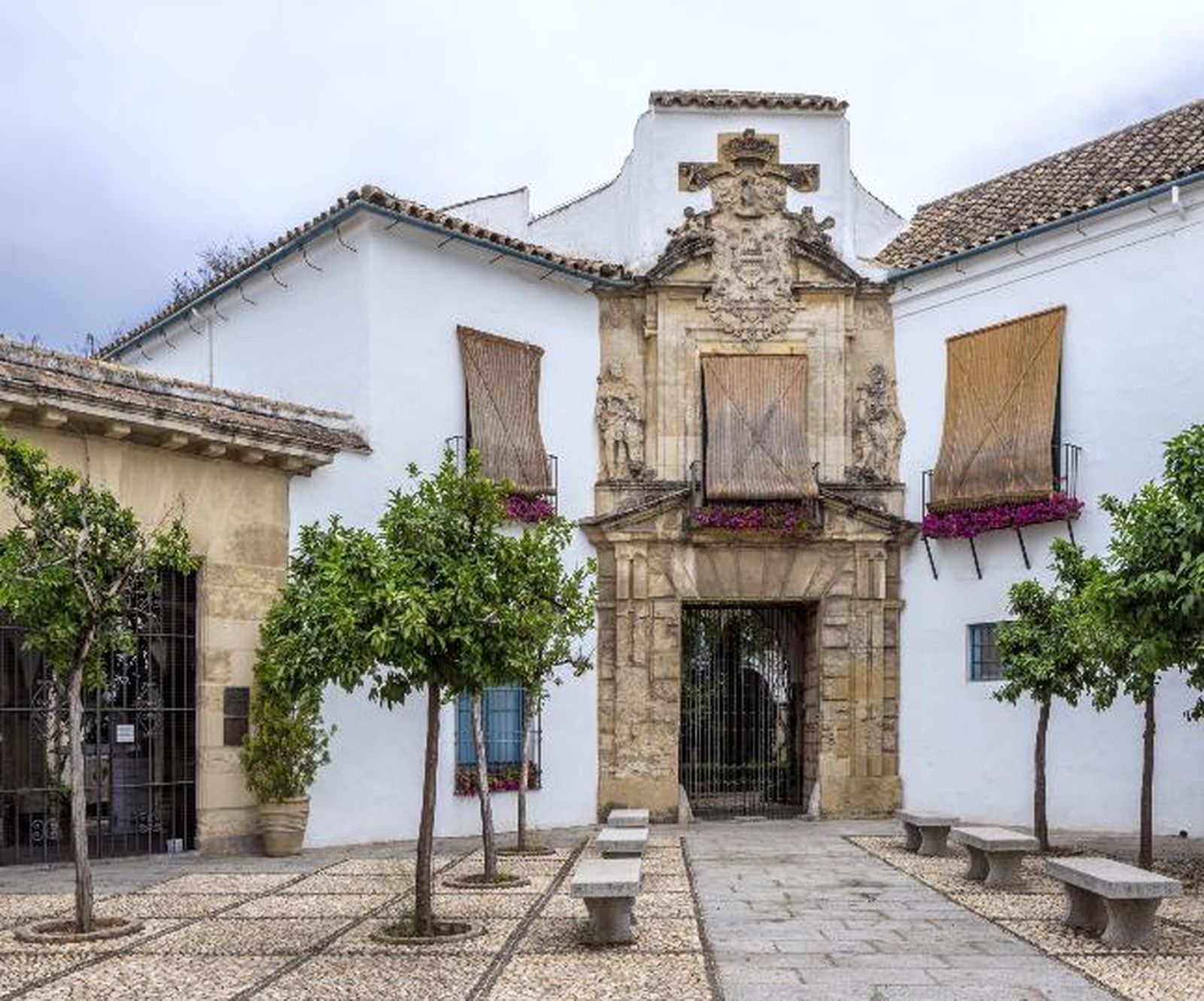 Acceso principal al Palacio de Viana.