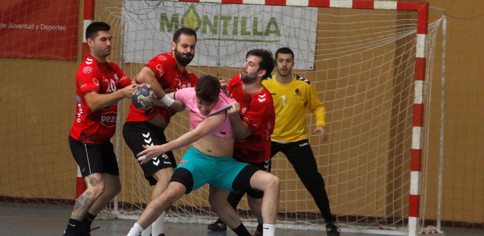 La defensa del Cajasur Córdoba BM frena un ataque del Barça B.