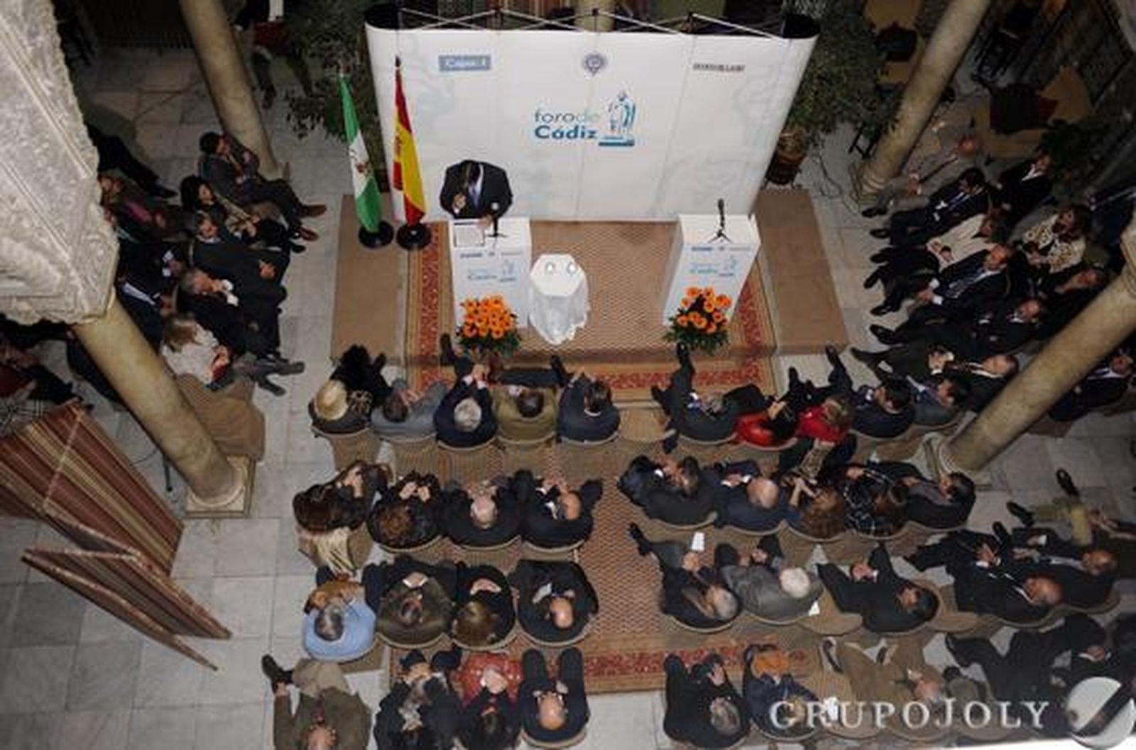 Aspecto del patio del Casino gaditano ayer noche durante la conferencia del presidente del TSJA, Lorenzo del Río.

Foto: Joaquín Hernández Kiki