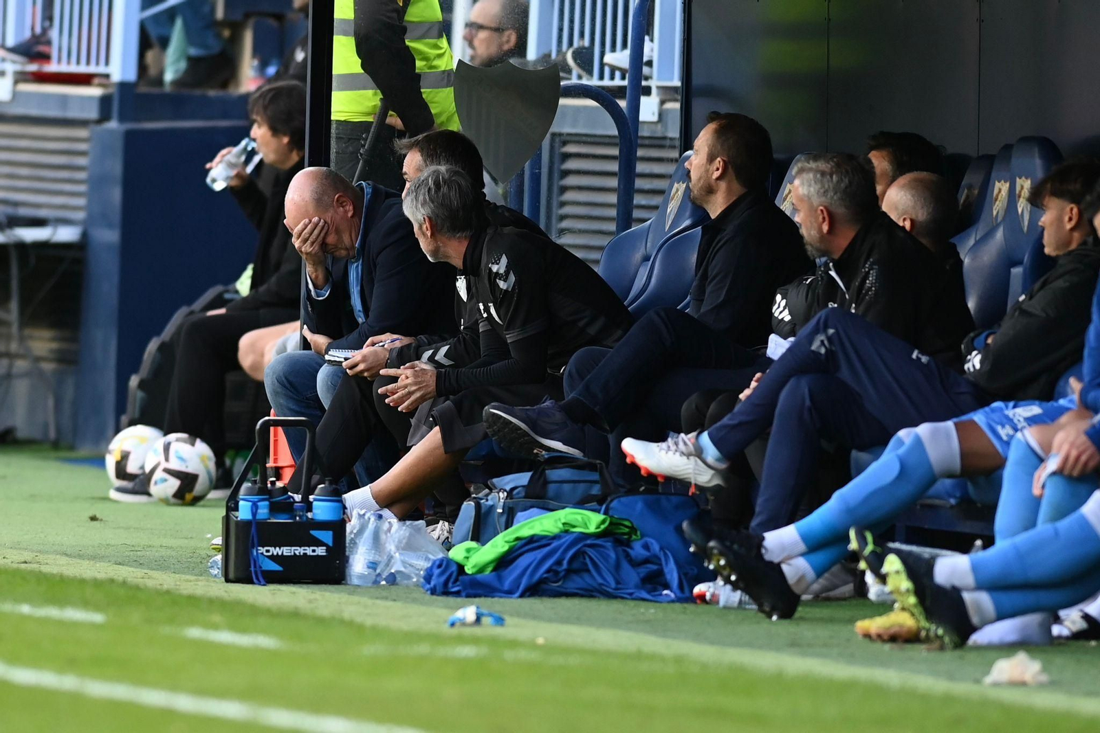 Pepe Mel pensativo en el banquillo del Málaga CF.