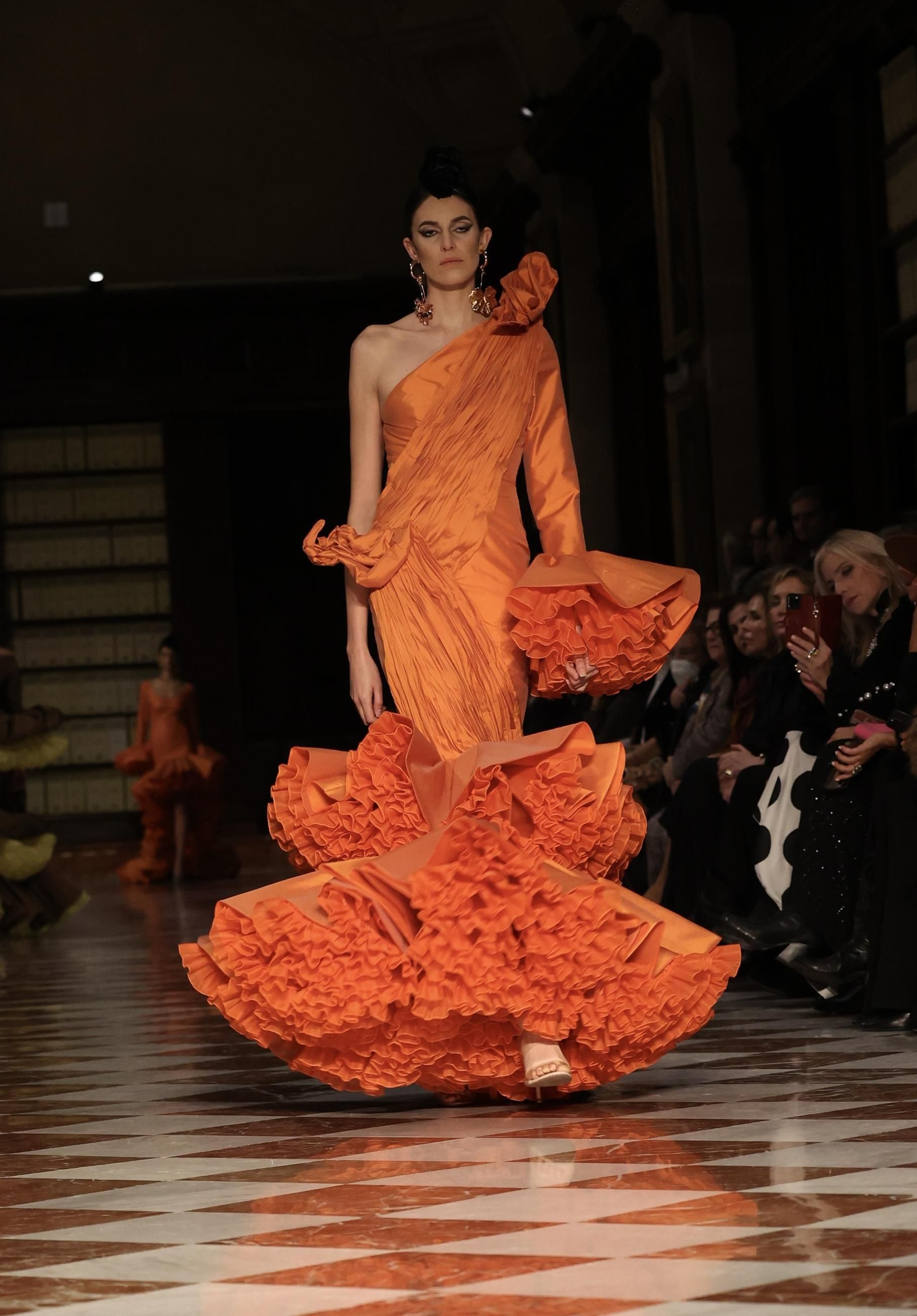 Desfile de Juana Martín en el Archivo de Indias de Sevilla