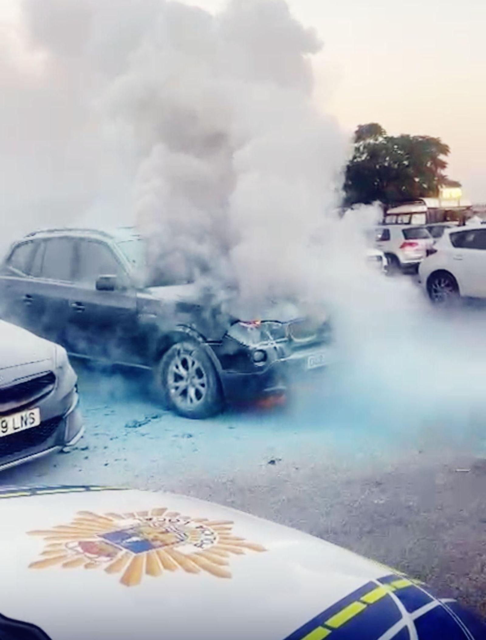 Imagen del coche tras el incendio.