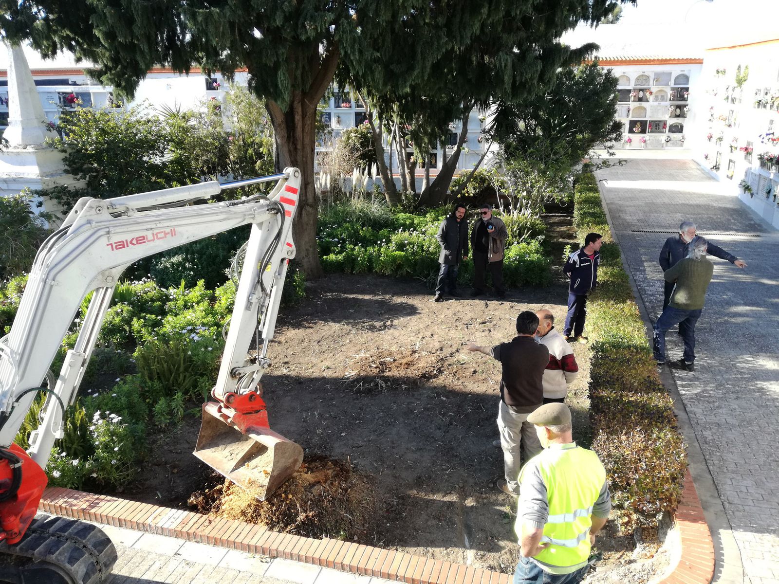 El alcalde asidonense, Manuel Fernando Macías, acudió al cementerio municipal en el inicio de los trabajos.