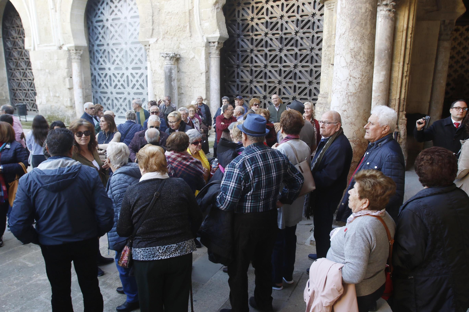 Un grupo de personas espera para entrar en la Mezquita.