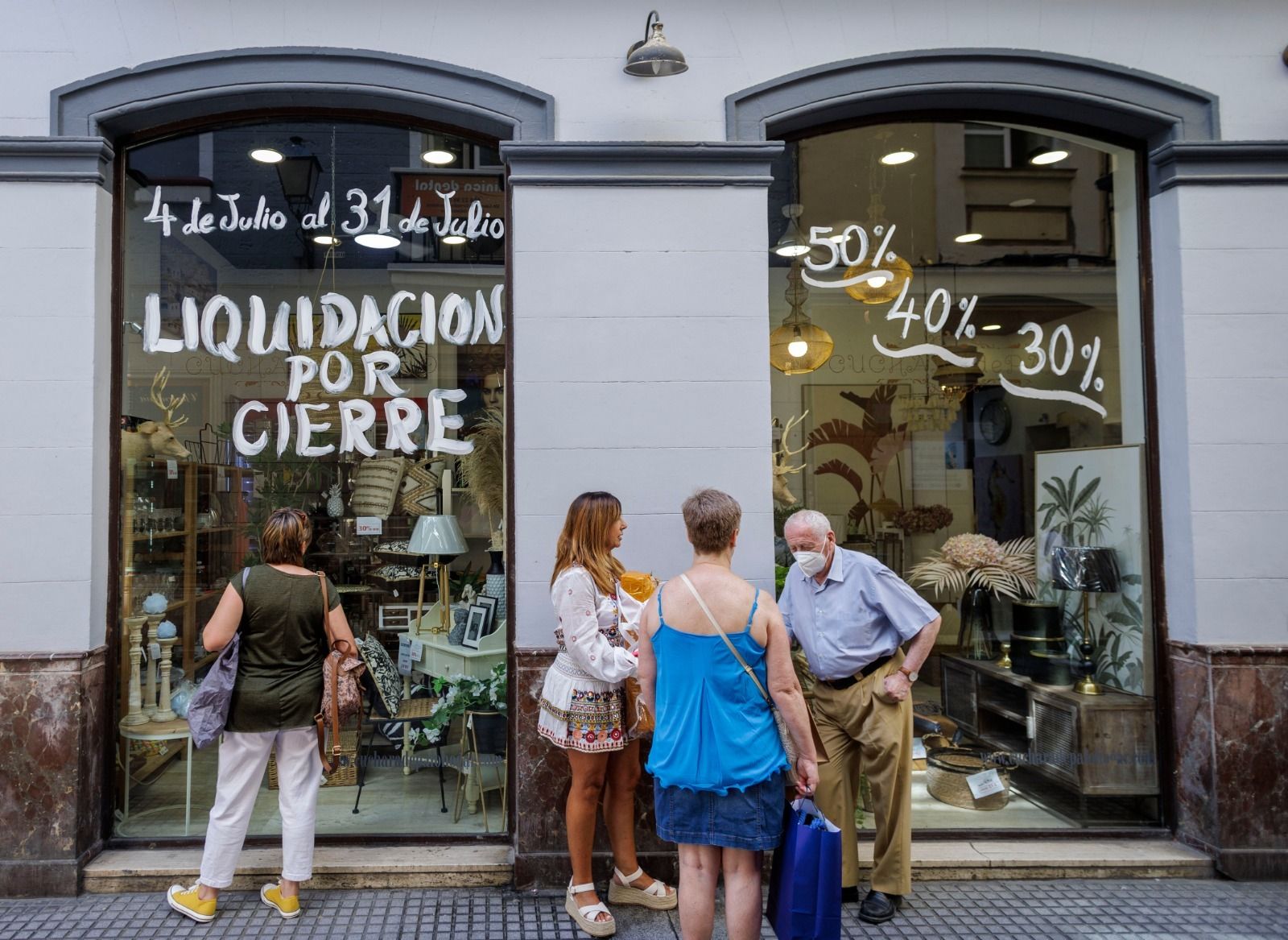 El escaparate de Cuchara de Palo con el anuncio de liquidación por cierre.