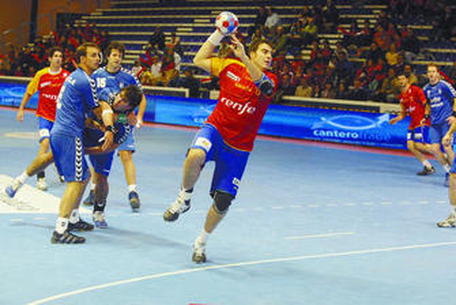 El sevillano Andréu se dispone a lazar a portería durante uno de los encuentros de preparación que España ha disputado en Algeciras.