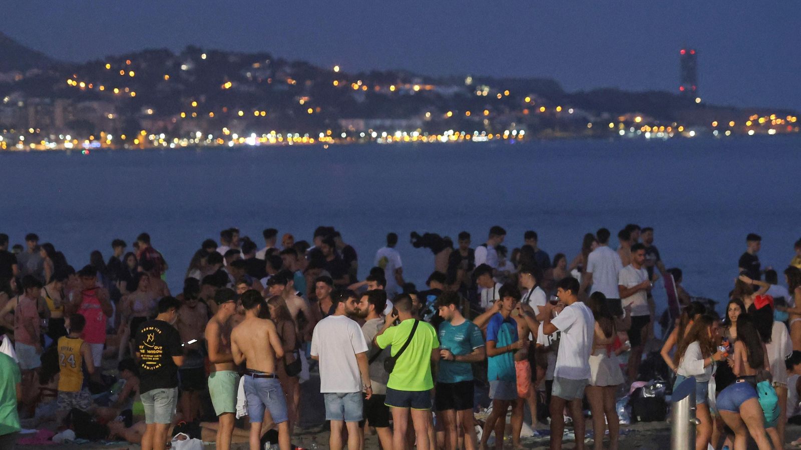 Grupos de amigos en la playa de la Malagueta.