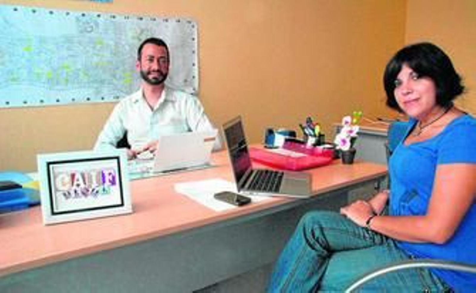 Carlos Verón y Laura Gil, en sus oficinas en el CADE, donde ha arrancado su iniciativa empresarial.