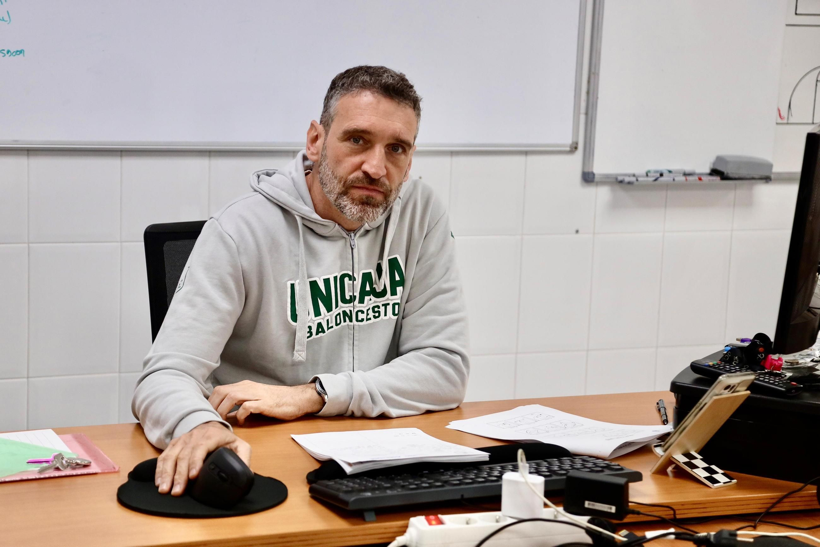 Ibon, en la sala de entrenadores del Carpena.