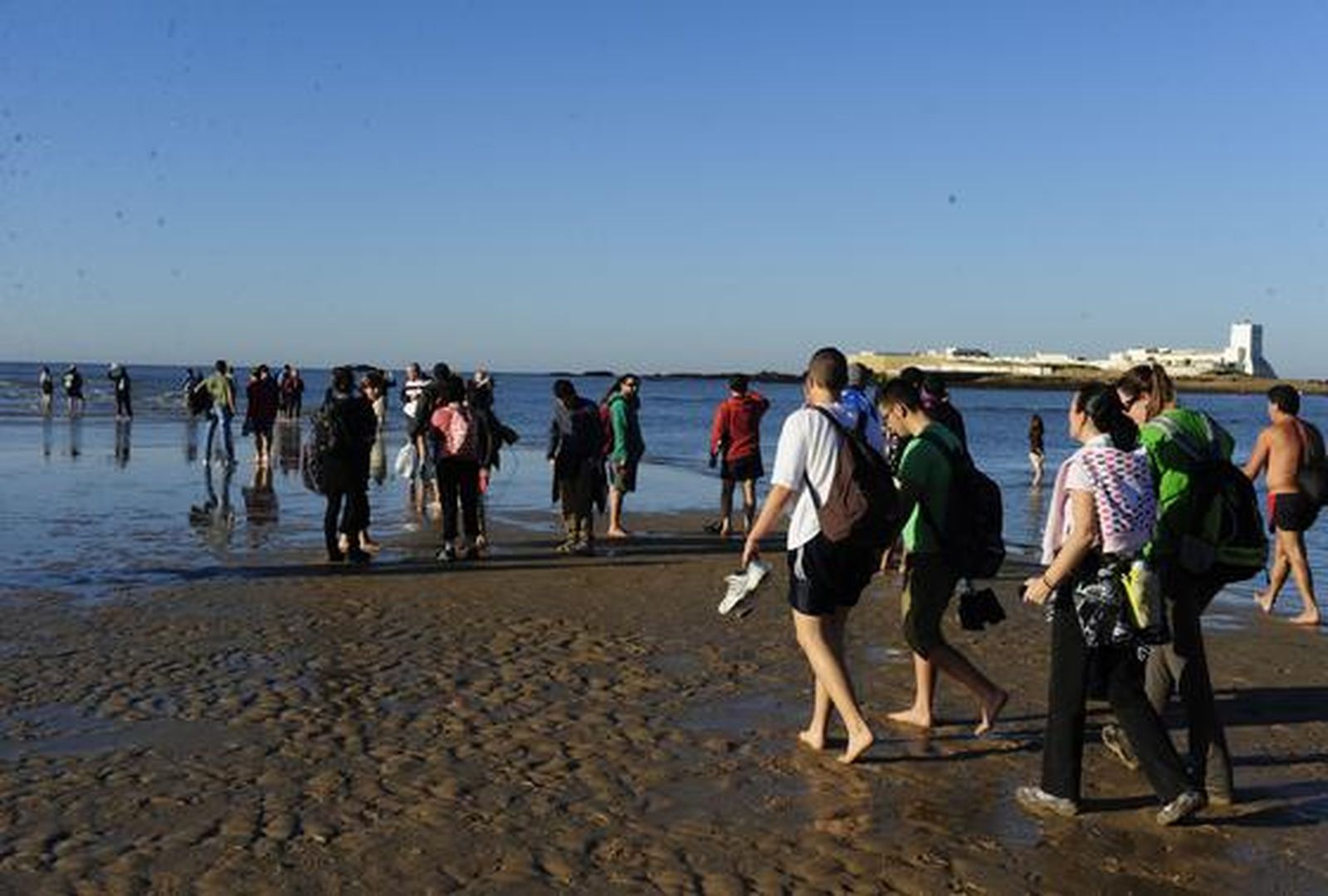 Durante la mañana en la playa de Camposoto, se han reunido cientos de personas para disfrutar la marea./Elías Pimentel

Foto: Elias Pimentel