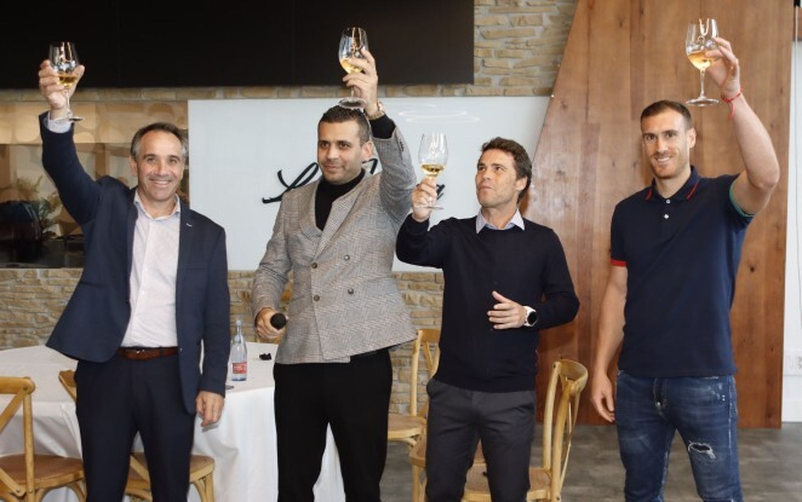 Juanjo Alonso, Mostafa Yilmaz, Rubi y Fernando brindan en la comida de navidad