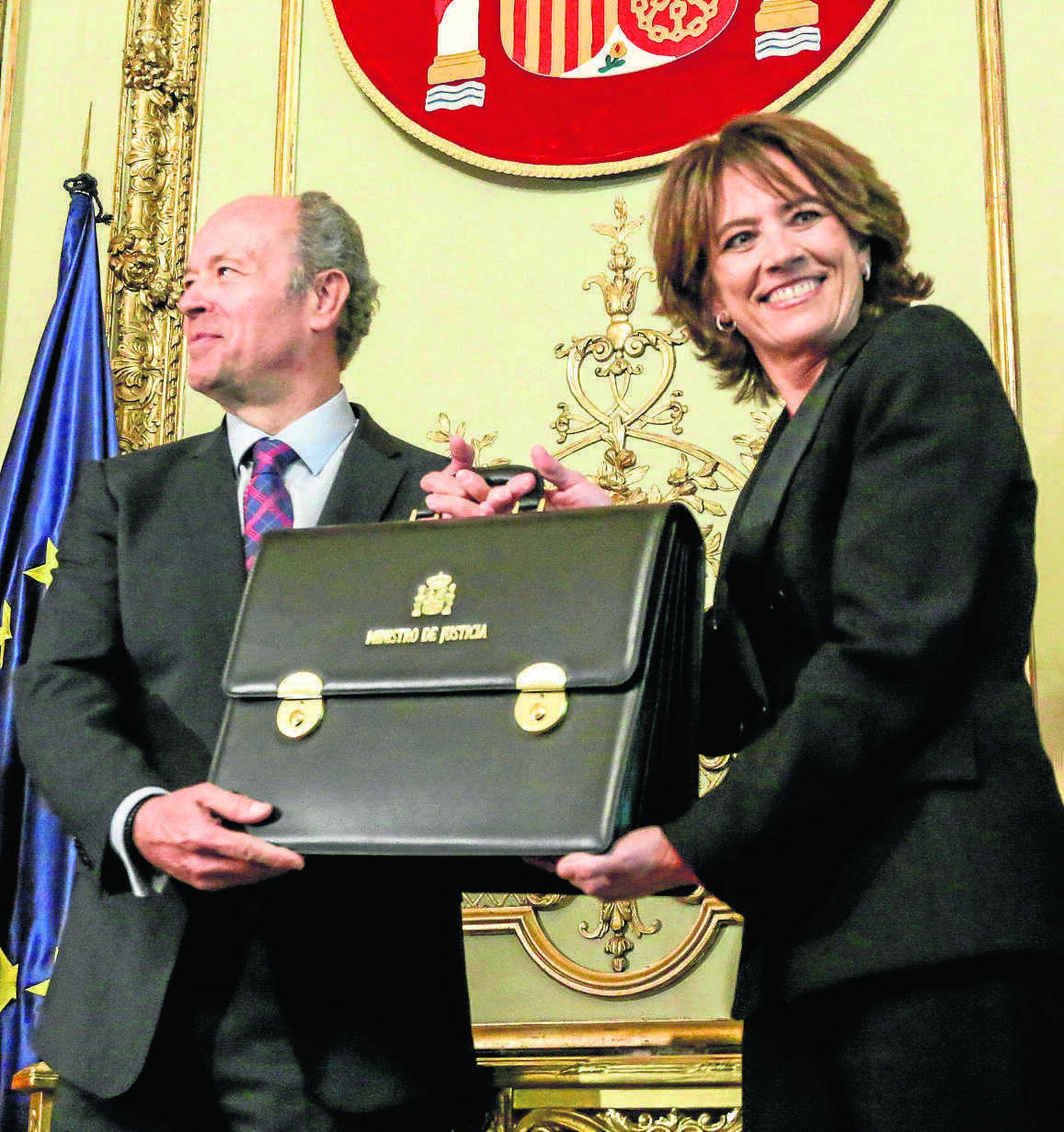 Dolores Delgado entrega a Juan Carlos Campo la cartera como nuevo titular del Ministerio de Justicia.