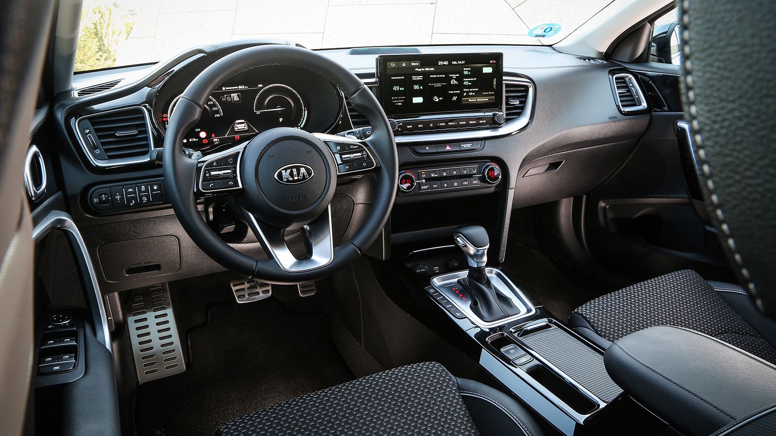 Las levas tras el cambio y la pantalla de 8" de serie, que puede reemplazarse por una de 12,3". Tienen funciones específicas para el control de la hibridación.