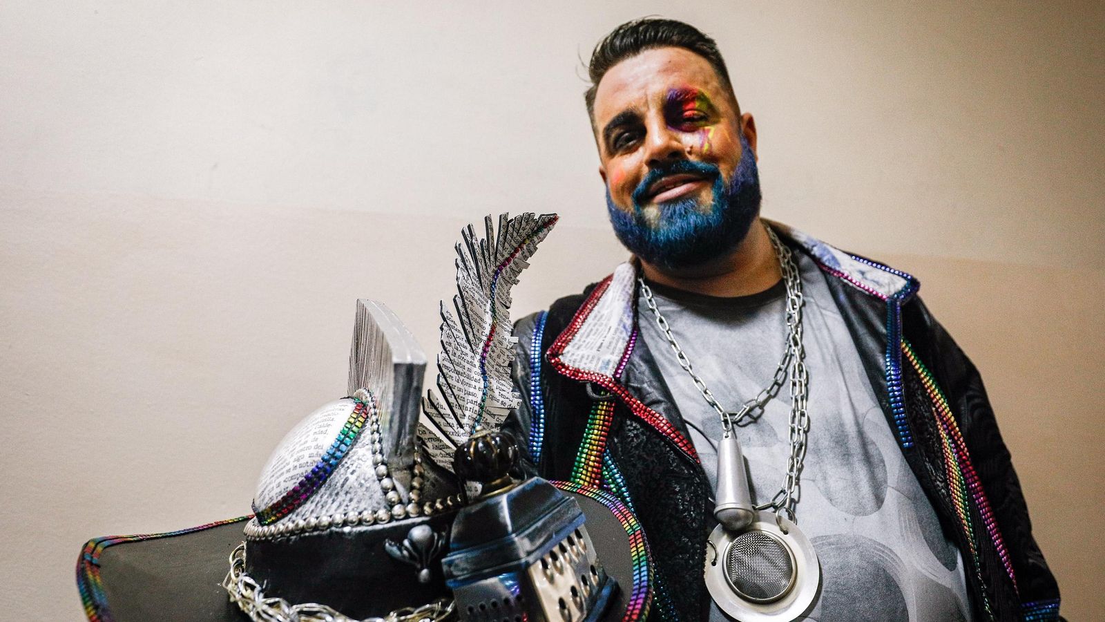 Emilio López Vázquez muestra su tipo con detalles en recuerdo de su padre, el periodista Emilio López.