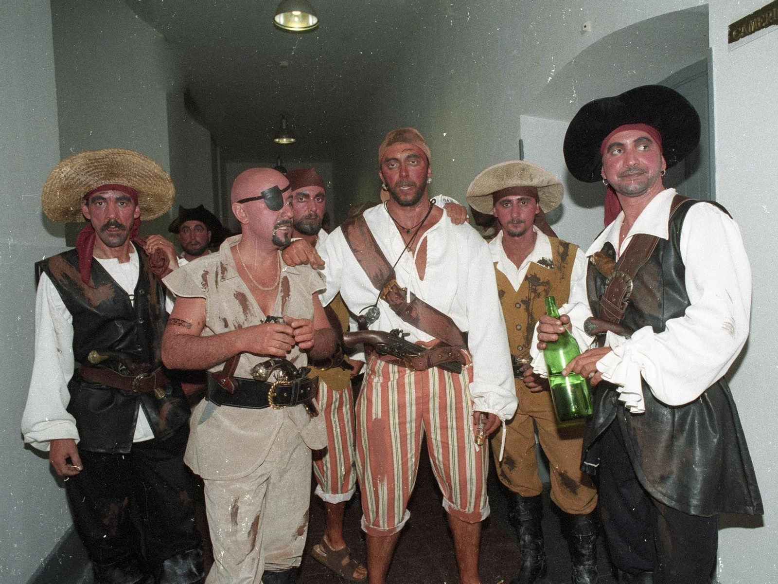 Chicuelo, el primero por la izquierda, con 'Los piratas' en los camerinos del Falla.