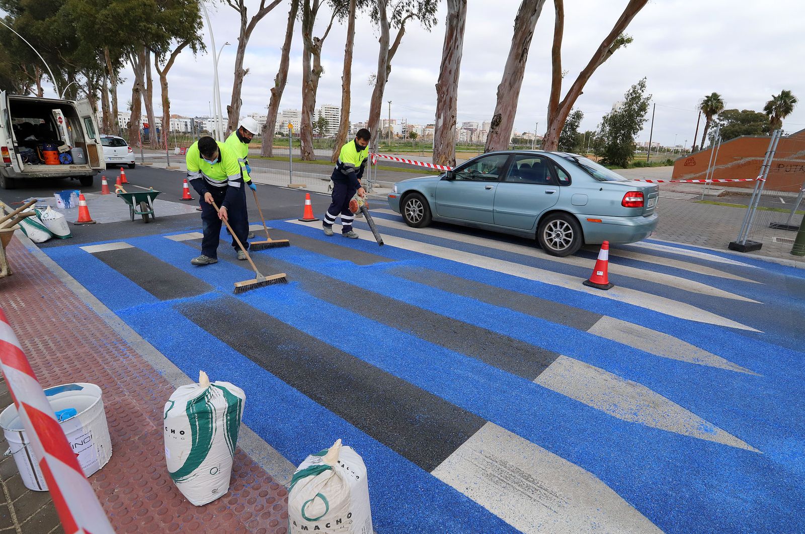 Imagen de los trabajos de pintado de los pasos de cebra con los colores del Recre.