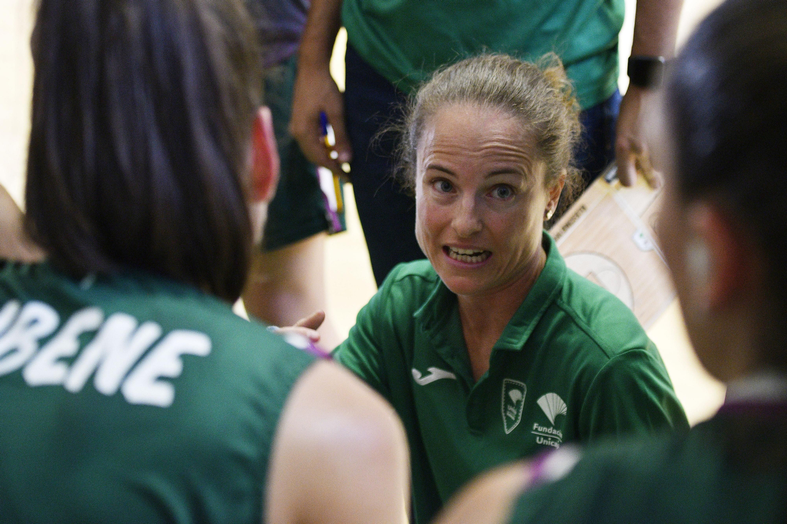 Lorena Aranda da instrucciones en el partido ante el Sant Adriá
