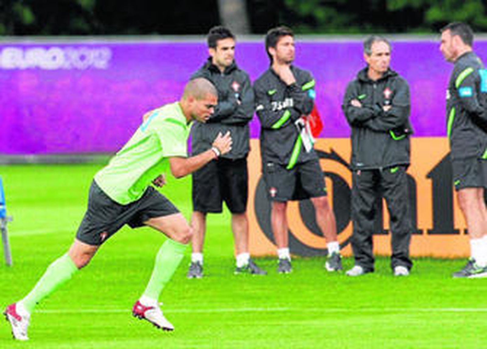 Pepe se dispone a realizar una carrera durante parte del entrenamiento de Portugal.