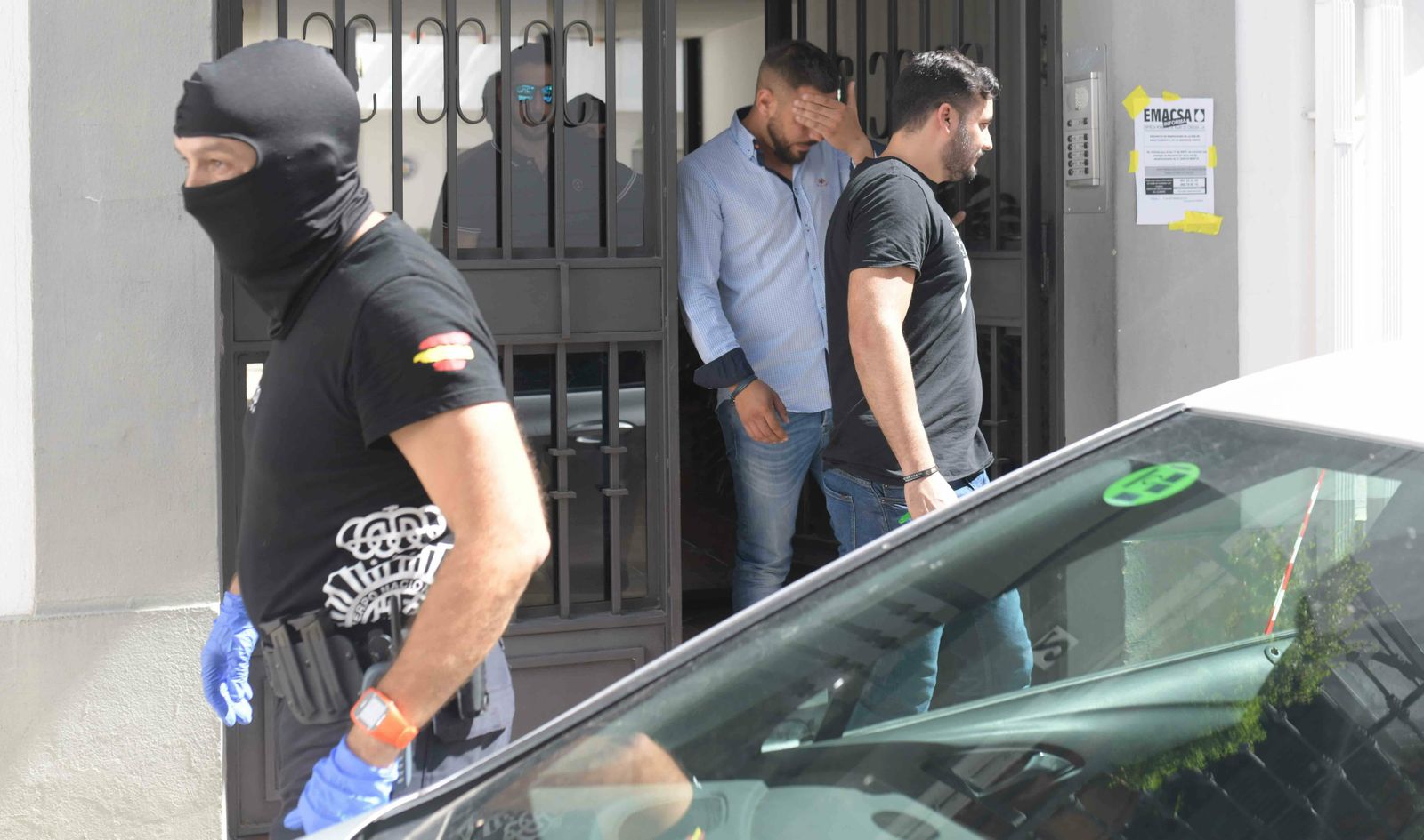 Uno de los arrestados por la Policía Nacional en la calle Santa Marta.