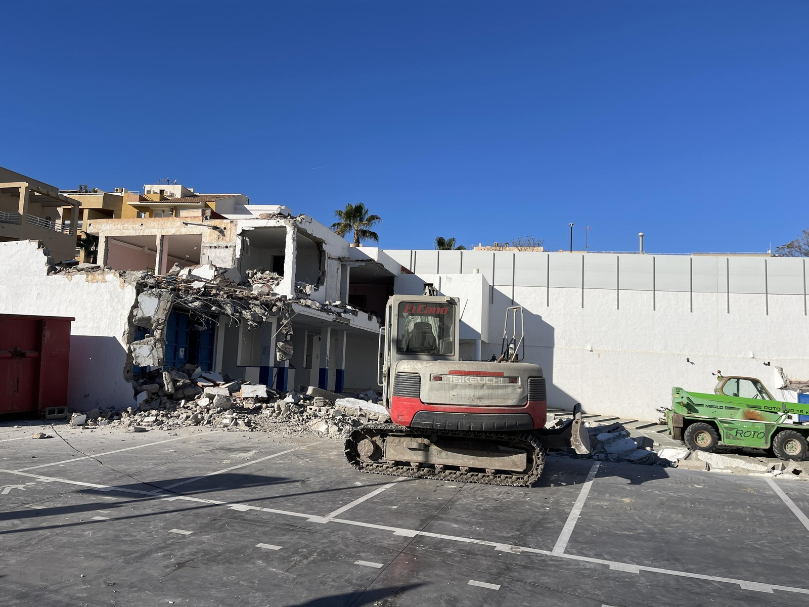 Las imágenes de la demolición del cine Tenis de Garrucha