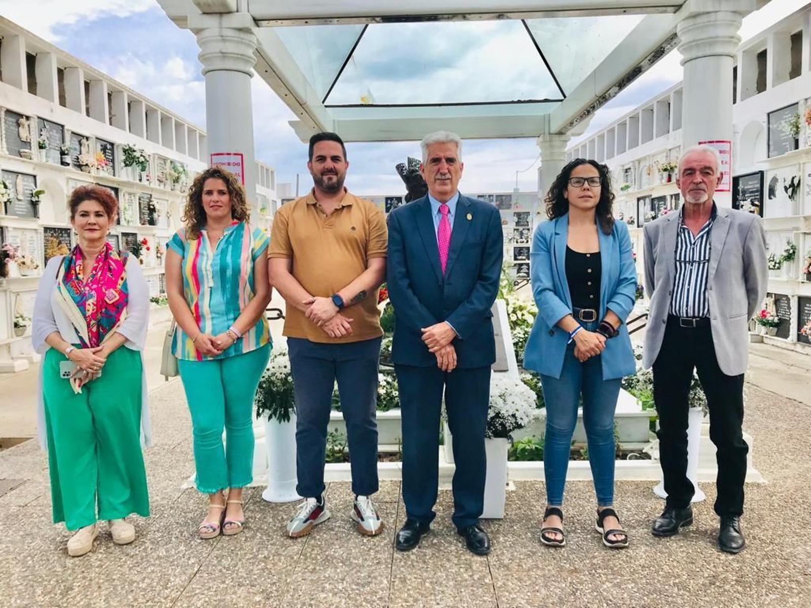 Una representación municipal encabezada por el alcalde en funciones, este jueves en el mausoleo de Rocío Jurado.