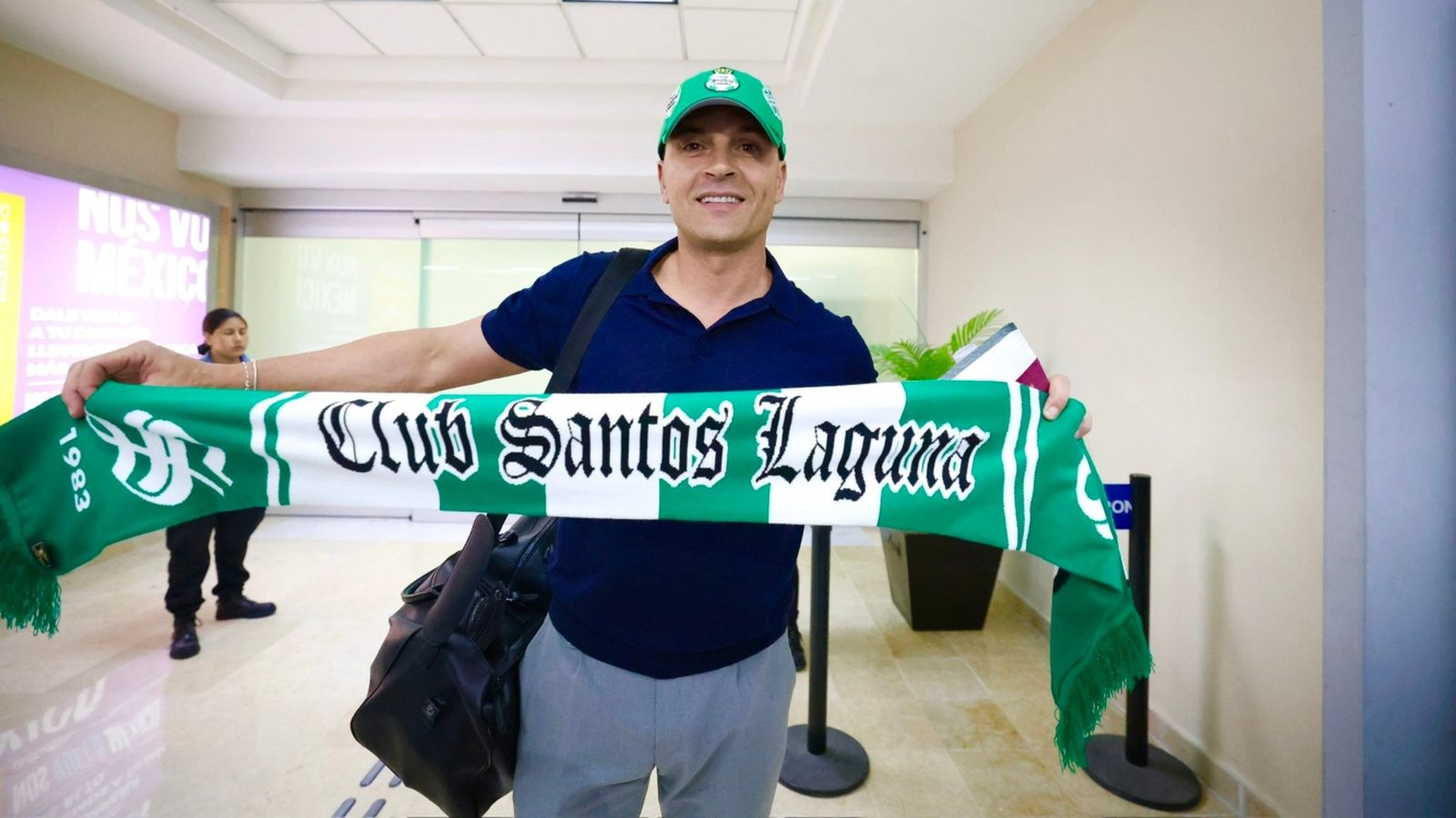 Francisco posa con los colores de su nuevo equipo.