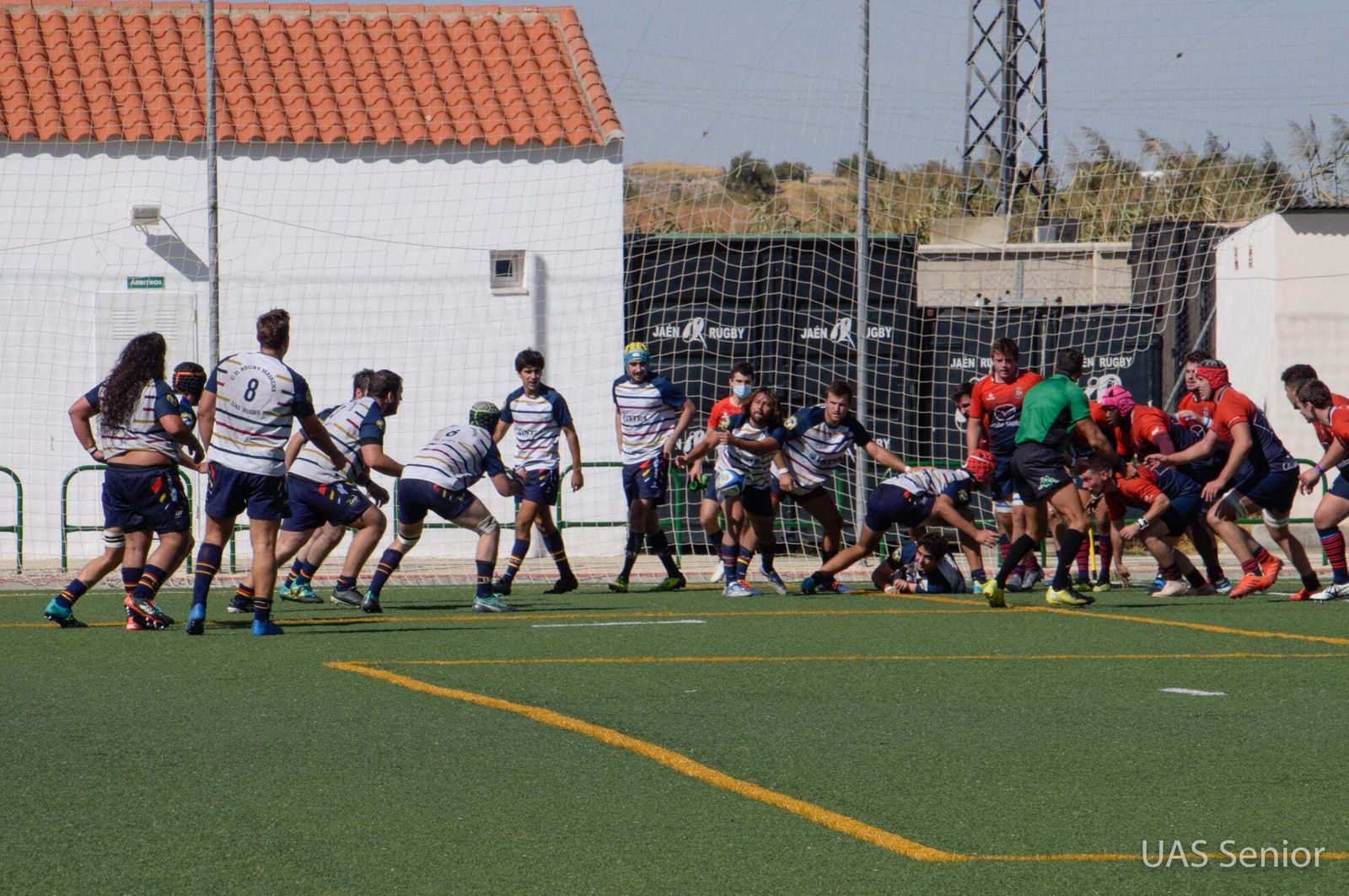 Los jugadores del UAS Mairena sacan el oval jugado de una agrupación.