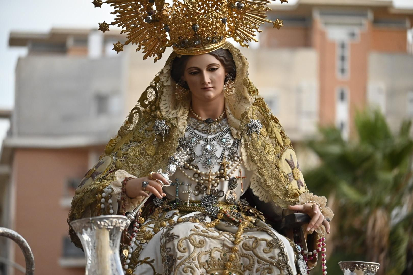 Primera procesión de la Virgen del Rosario por las calles de Huelva, en imágenes