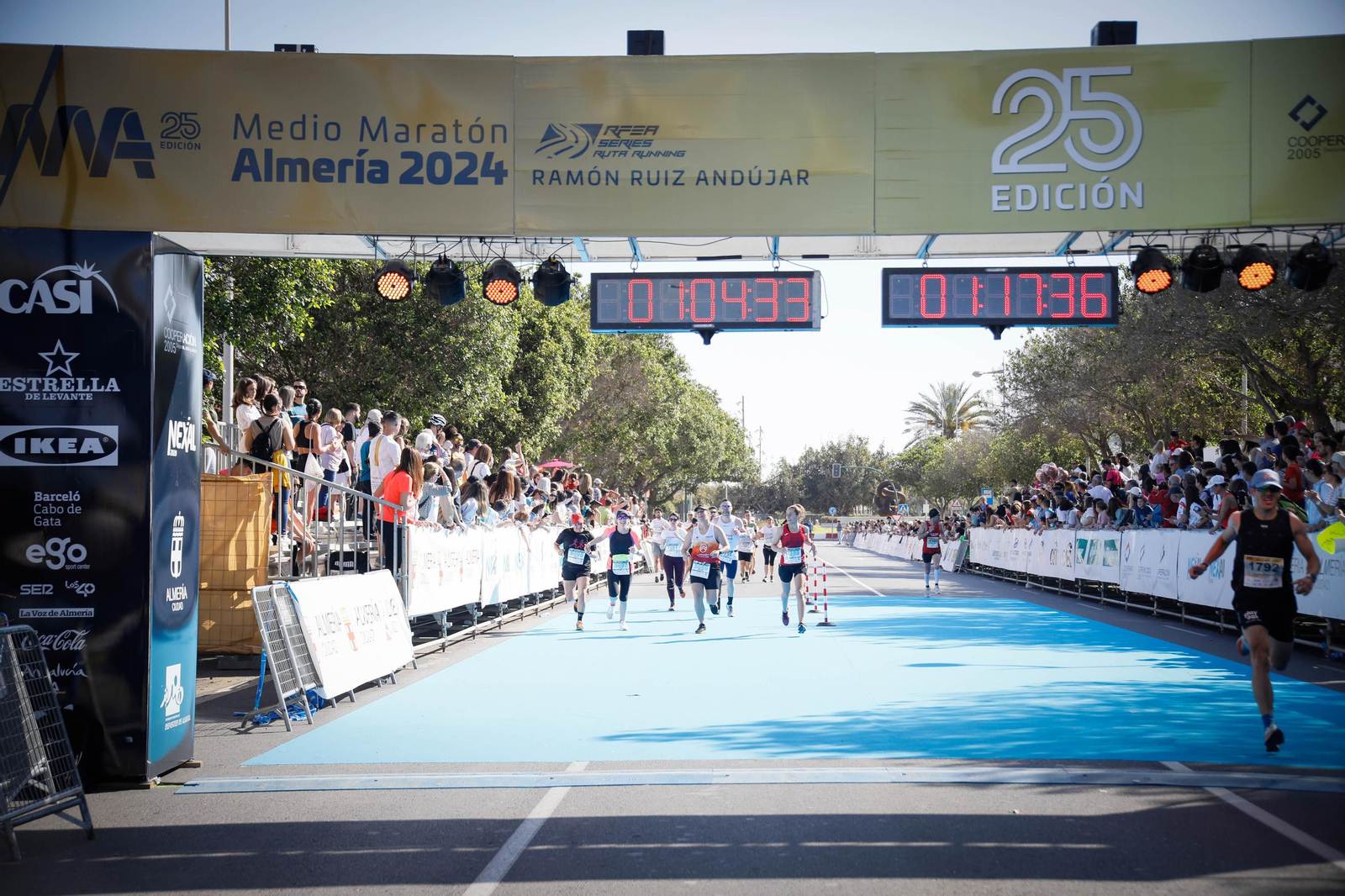 Imágenes de la llegada de la Media maratón Ciudad de Almería