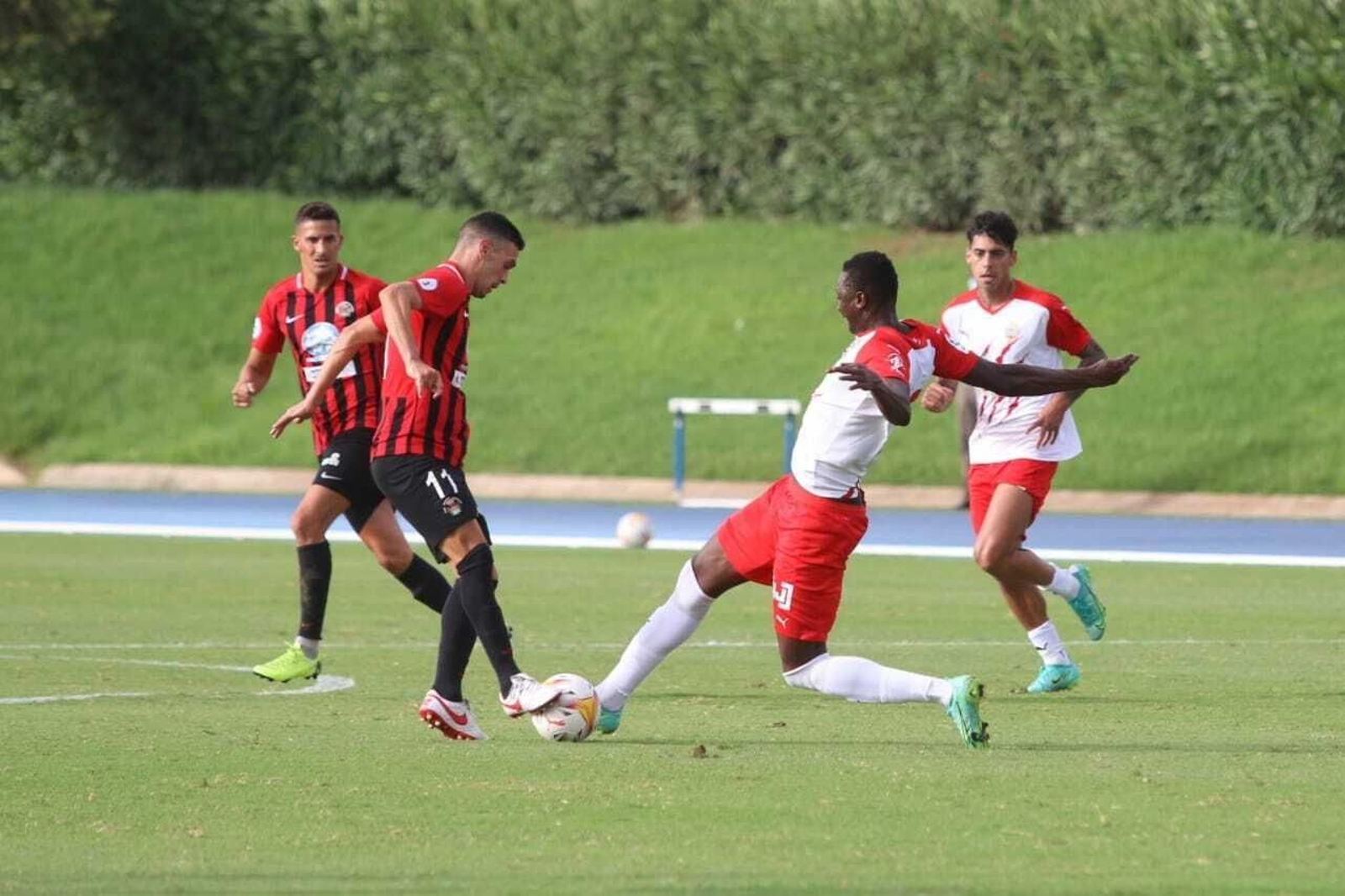 Pugna por un balón durante el partido entre Cristo y Sadiq.