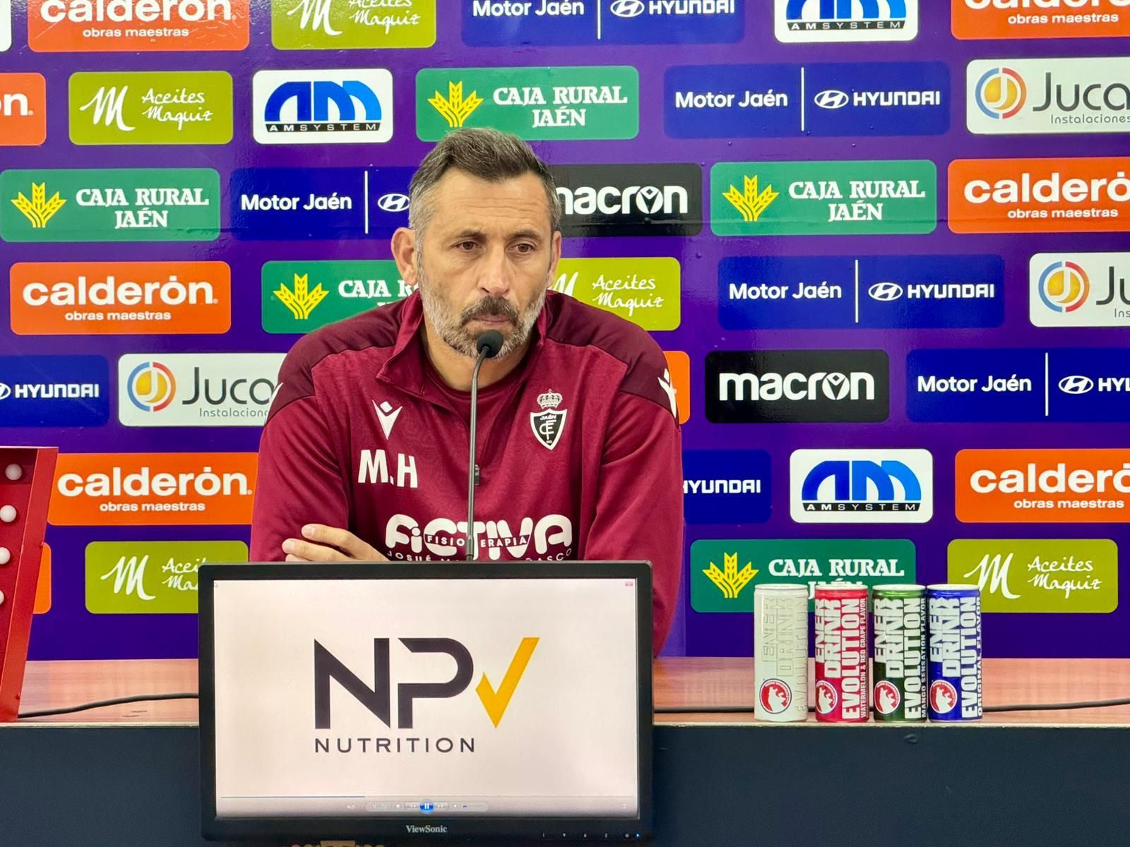 Manolo Herrero atiende a los medios de comunicación en La Victoria.