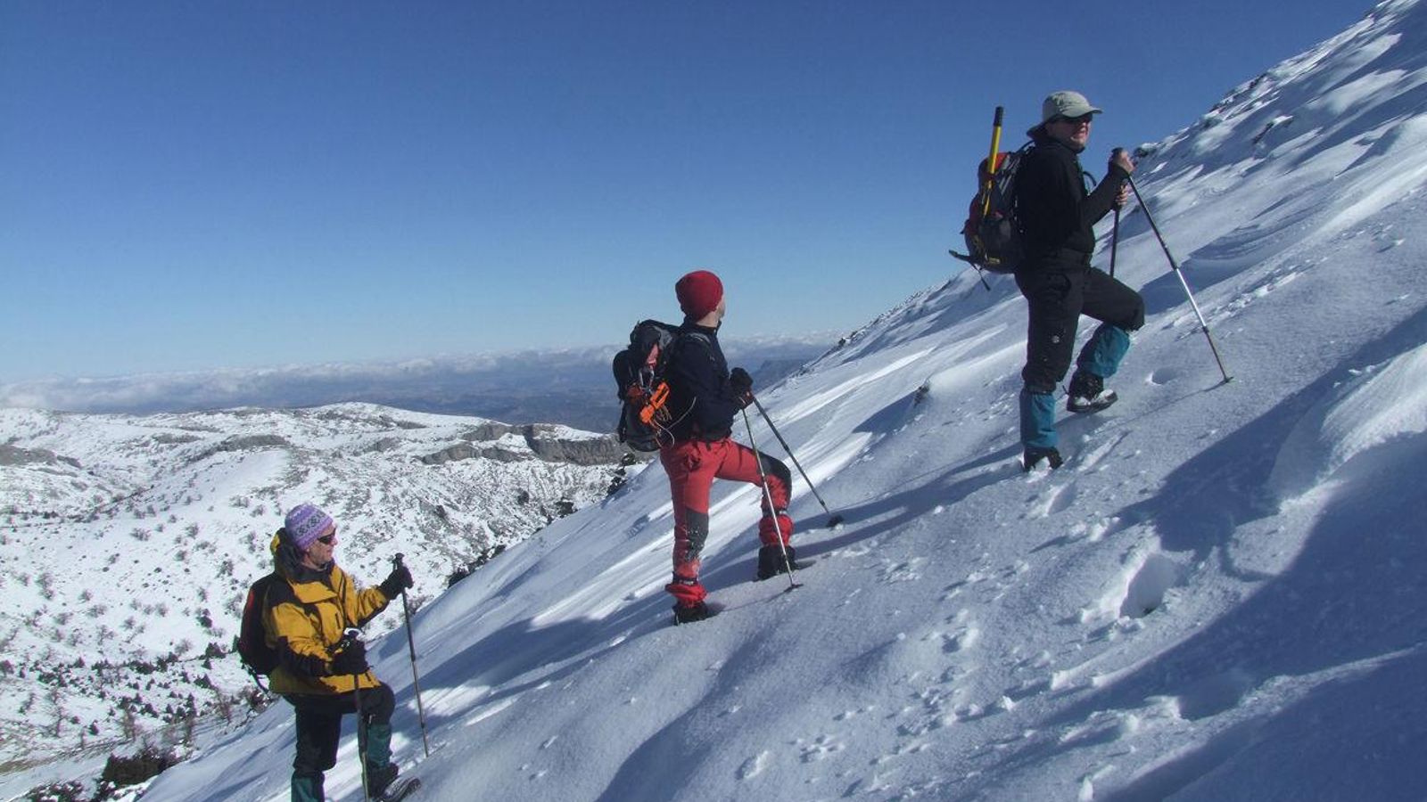 Excursionistas suben al pico de la Torrecilla en una imagen de archivo.