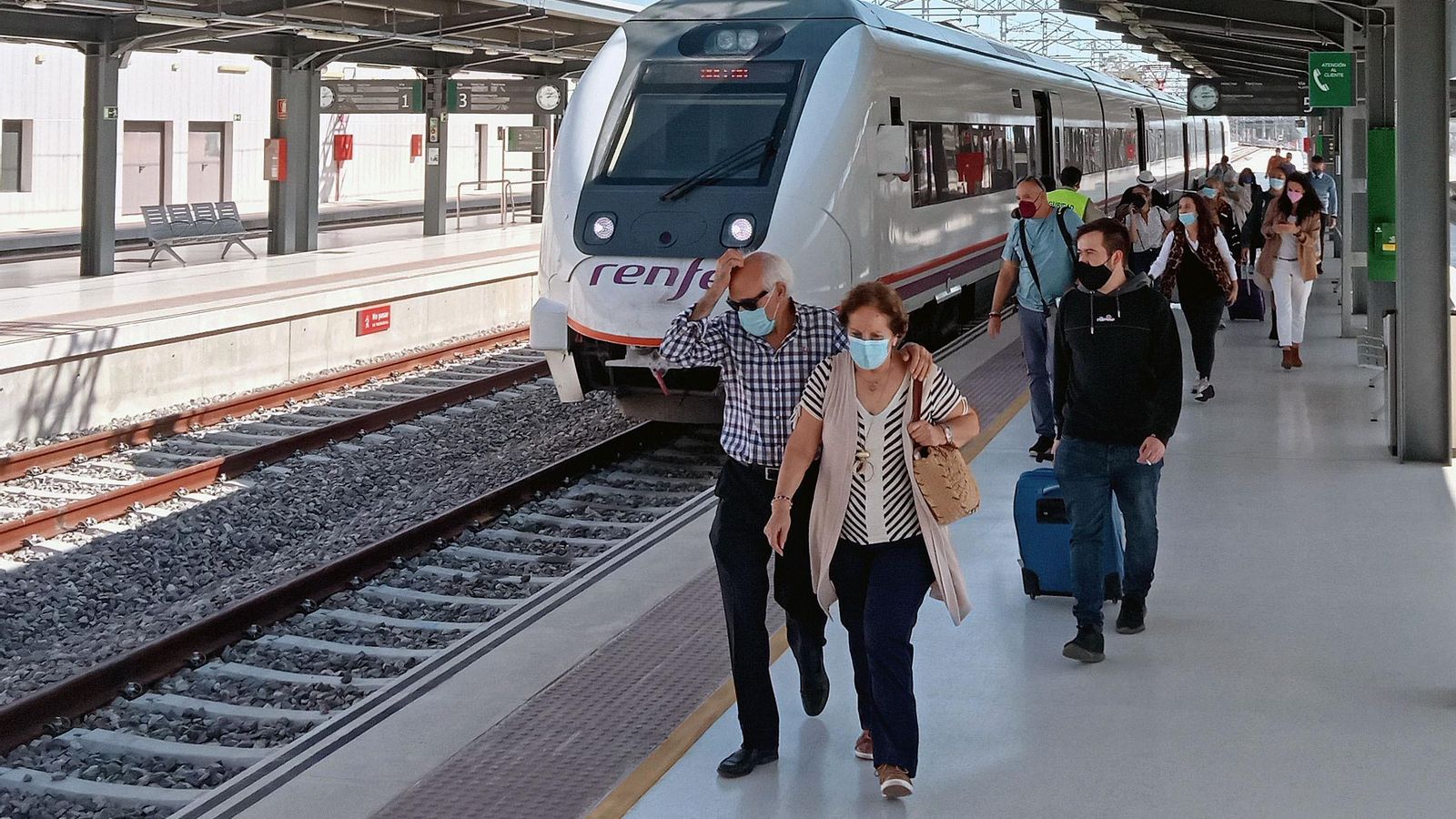 Viajeros llegan a la estación de Huelva