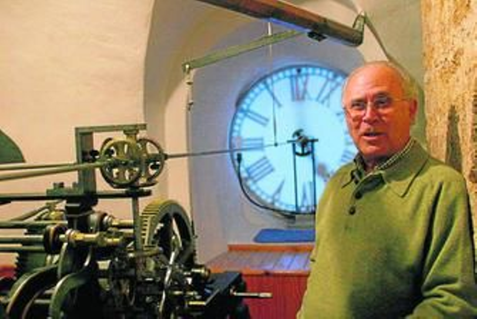 José Luis Pavón, en la torre, junto a la impresionante maquinaria de su reloj. José Luis Pavón, en la torre, junto a la impresionante maquinaria de su reloj.