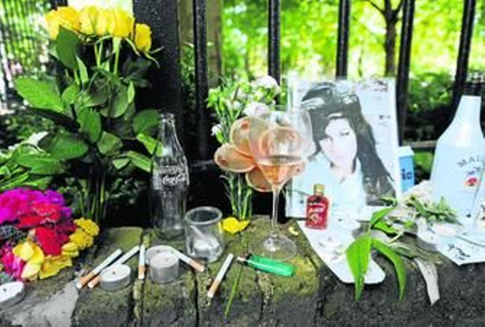 Los fans dejaron ayer cigarros, alcohol y flores junto a la casa en la que falleció Winehouse.