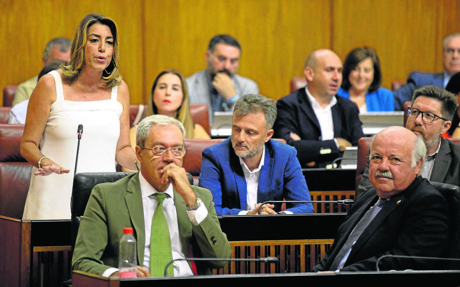 El consejero de Salud, Jesús Aguirre, sigue atento las críticas de Susana Díaz a la gestión de la crisis alimentaria.