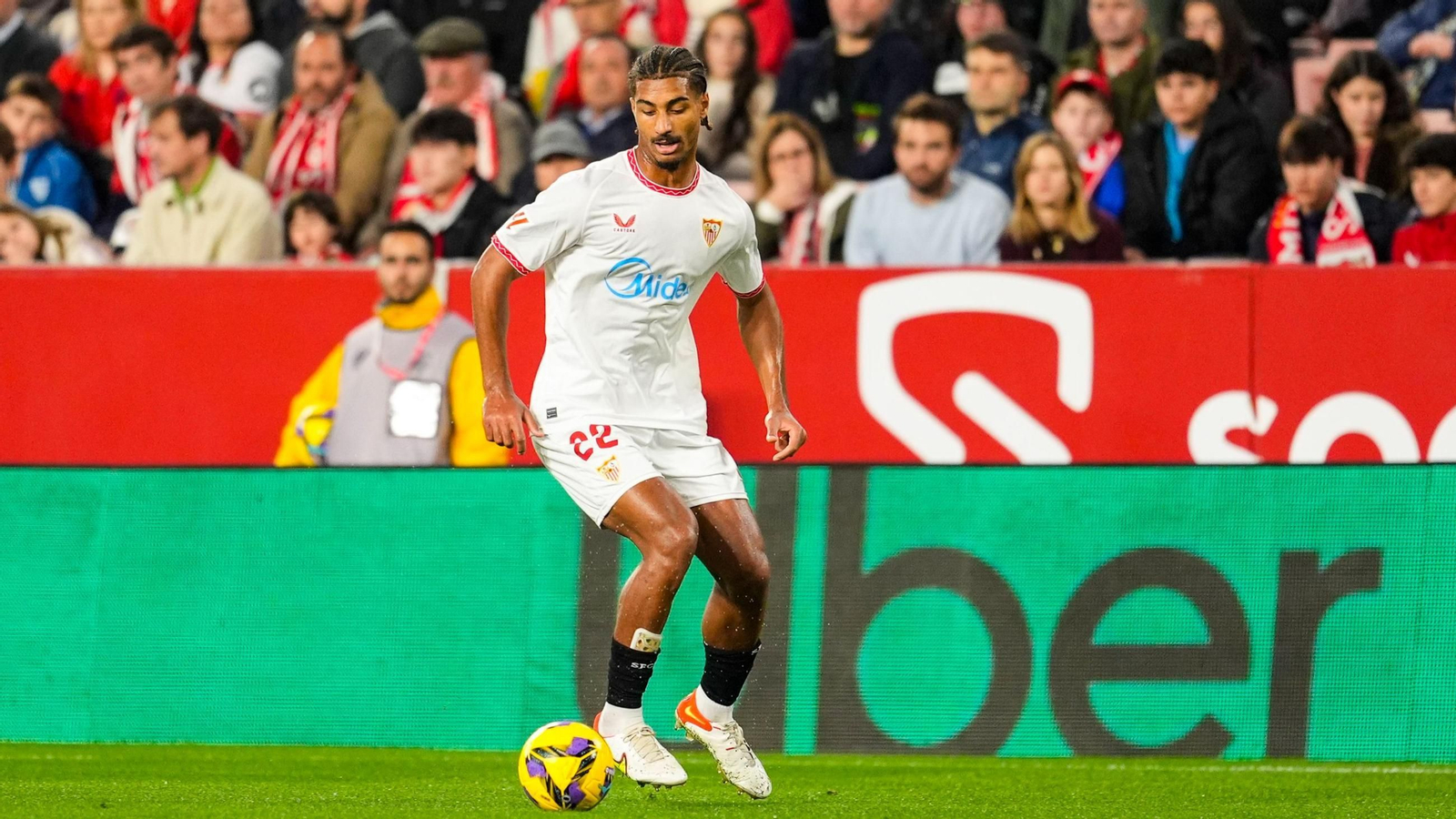 Loic Badé en el encuentro frente el Espanyol en el Ramón Sánchez-Pizjuán