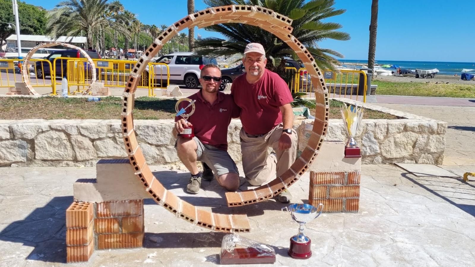 Aleix Plana y Vasile Safta posan con su ejercicio.