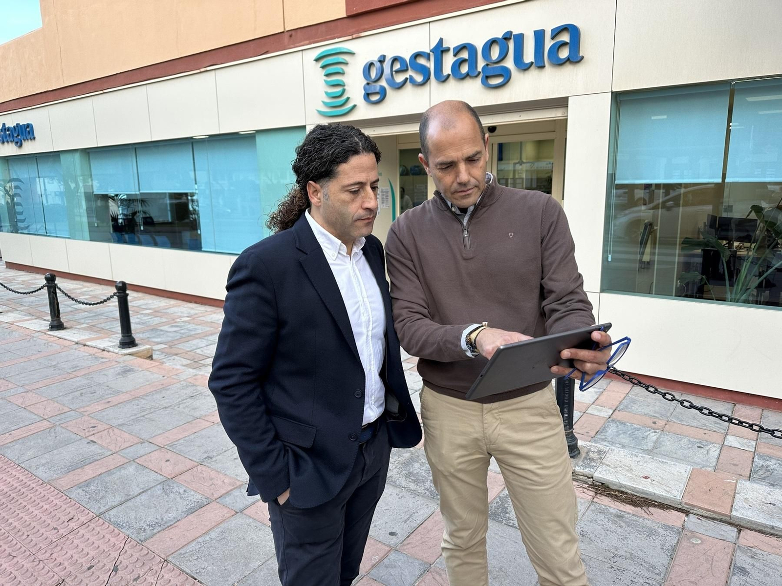 El concejal de Infraestructuras, José Sánchez (D.), y el delegado de Gestagua, Enrique Sánchez.
