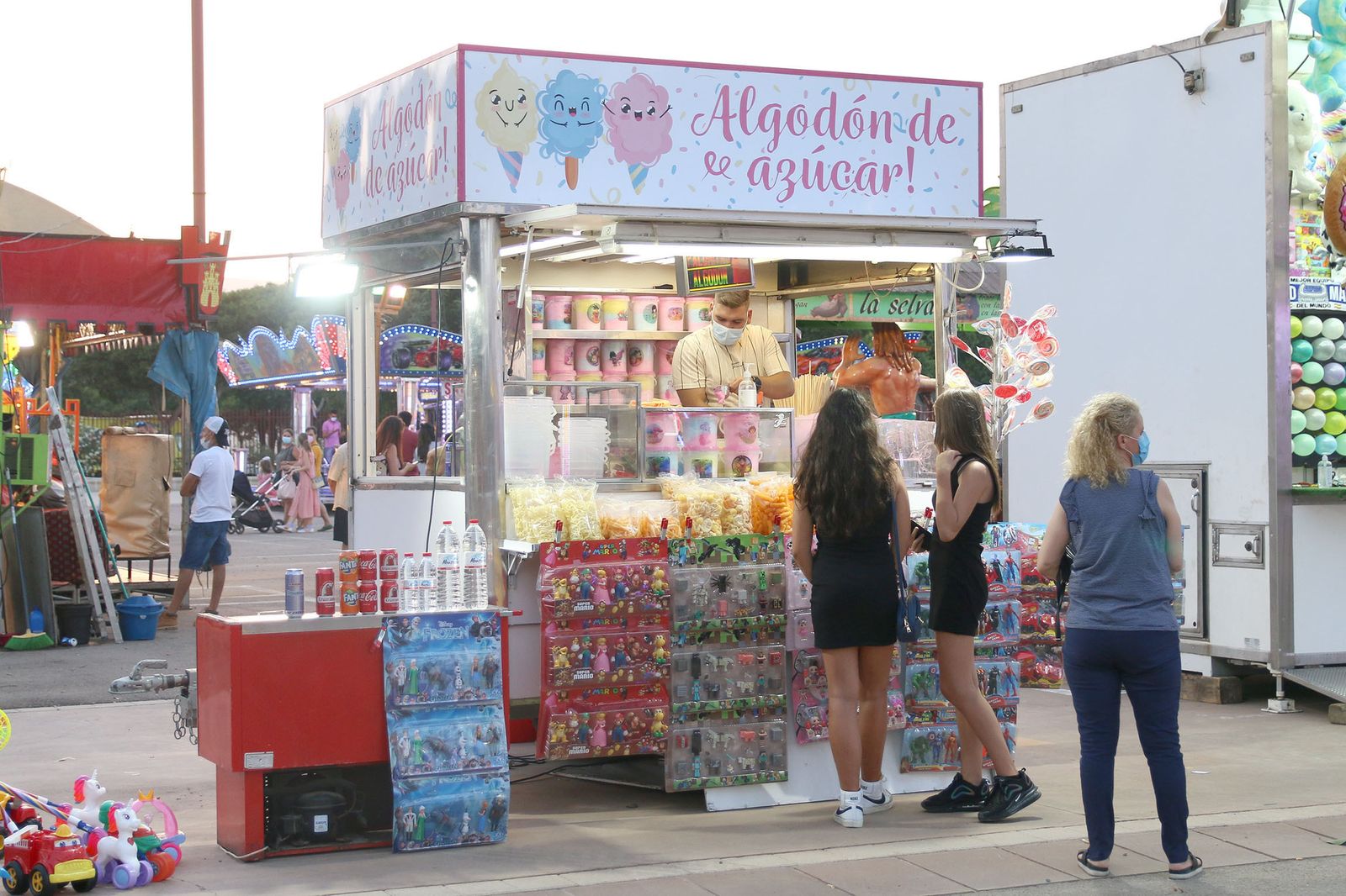 Primer día de cacharricos en una reducida Feria de Almería 2021