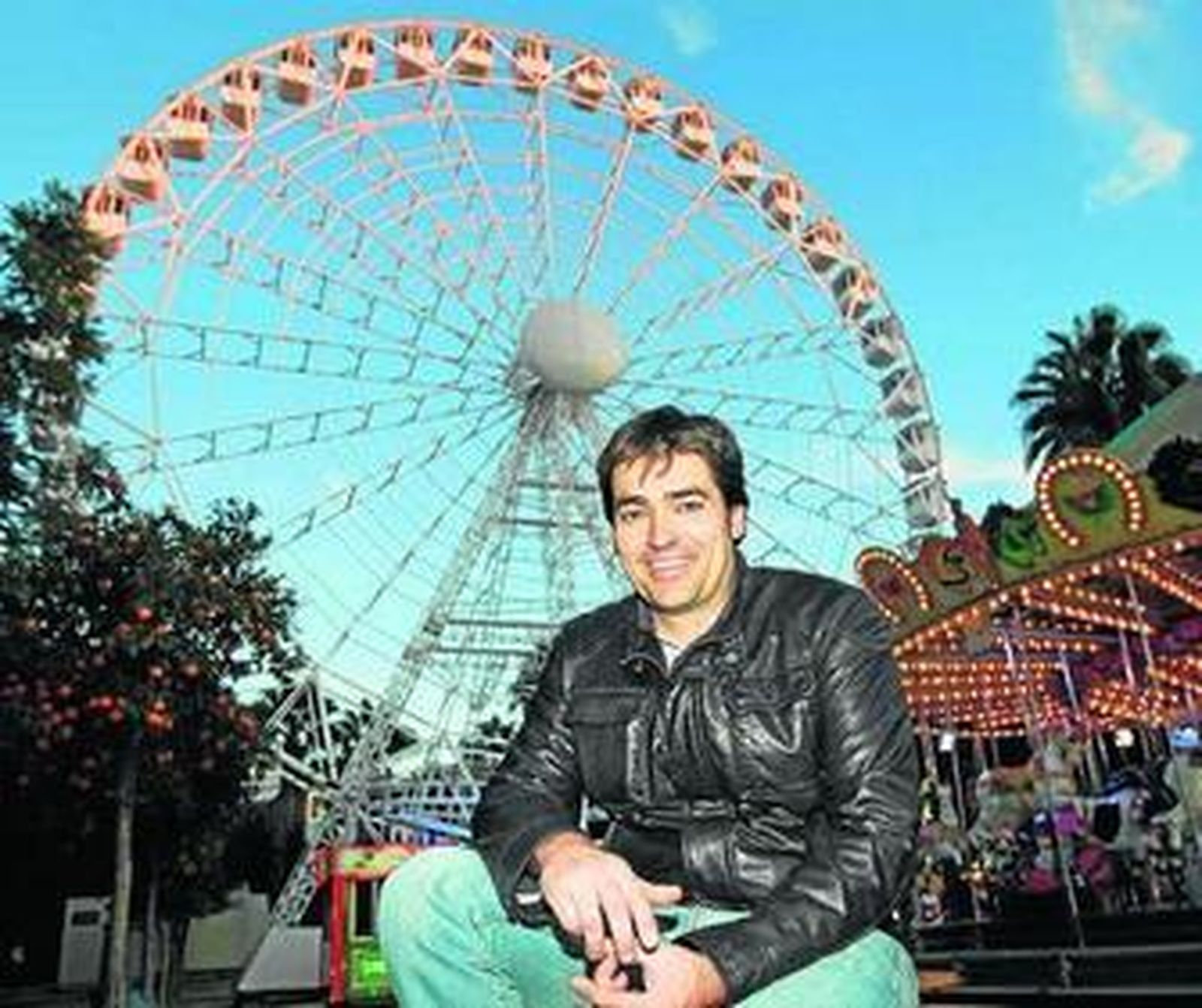 1. Fernando Berral posa en el mercado navideño del Prado de San Sebastián; al fondo, la noria de 40 metros. 2. Noria de la familia Berral de 1968, instalada en el barrio de La Barzola. 3. Otra de las norias de los Berral en una feria. A lo largo de los años, la familia ha comprado una decena de estas atracciones.