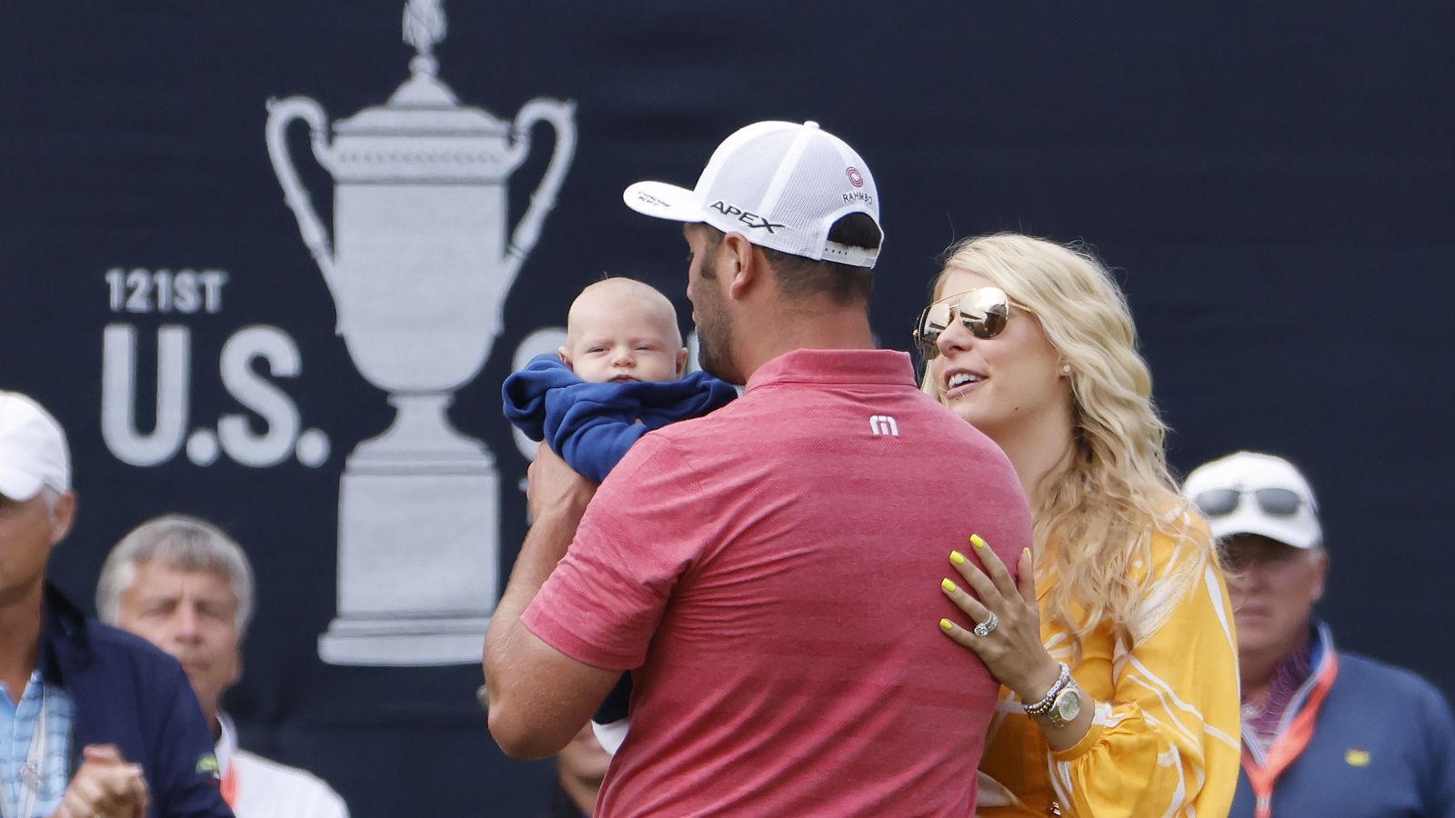 Rahm festeja junto a su mujer y su hijo el final de su recorrido.