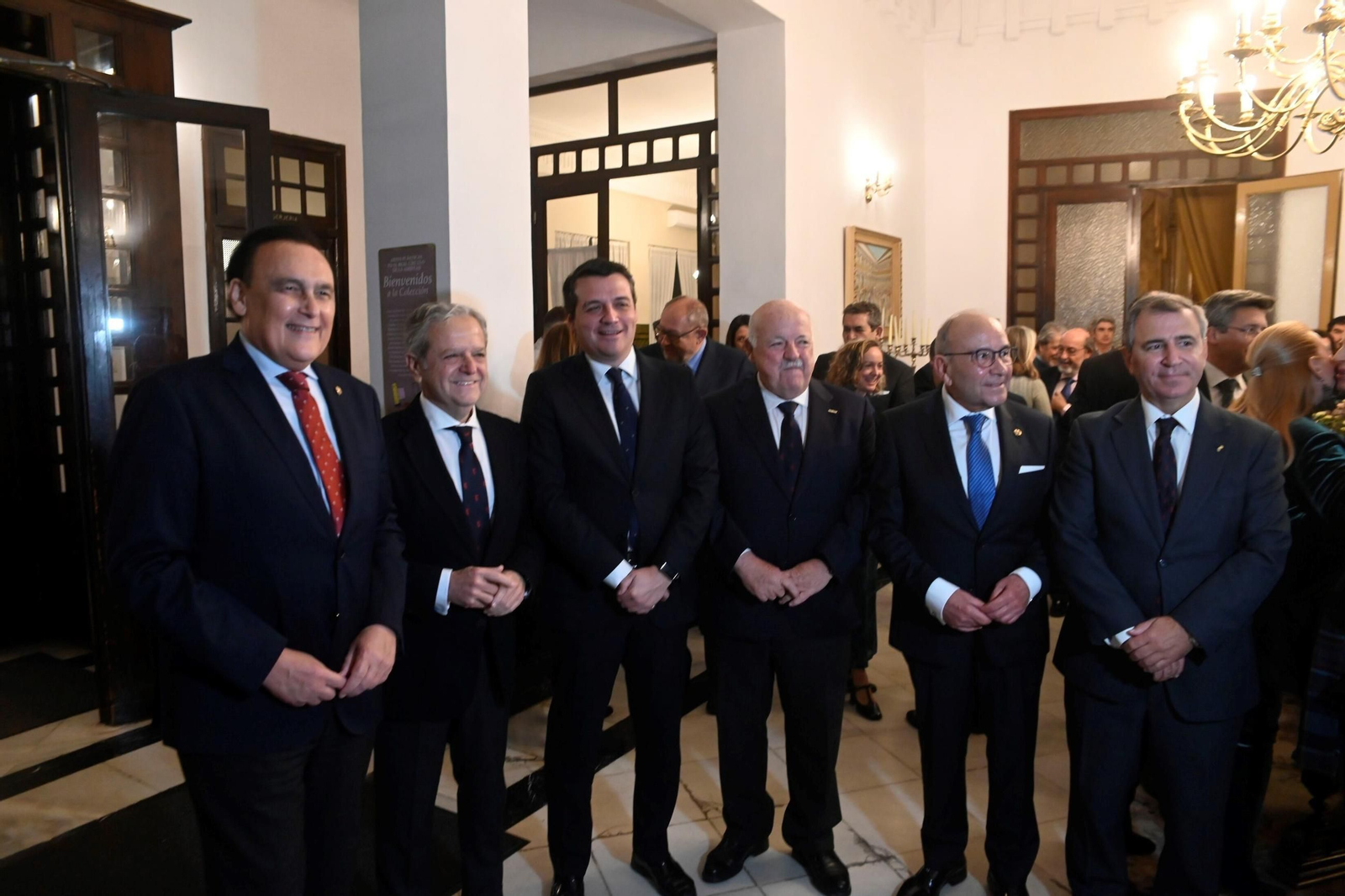 Ls imágenes de la entrega de insignias y la Medalla de Oro del Real Círculo de la Amistad de Córdoba