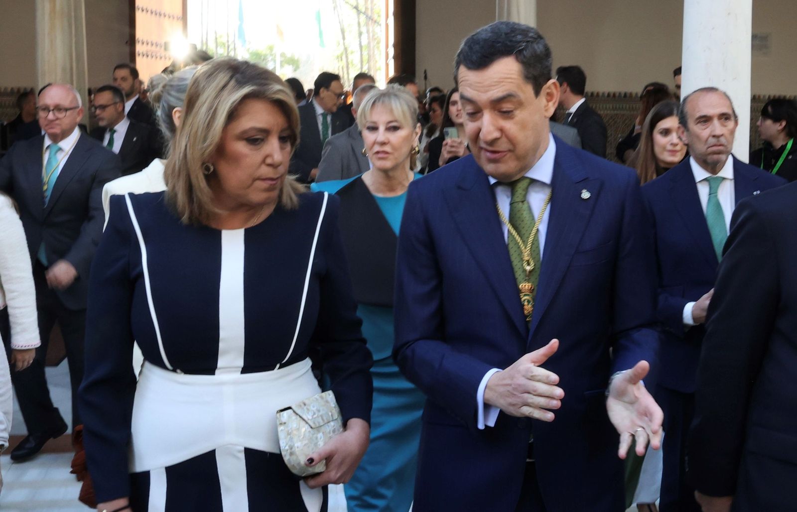 Juanma Moreno con Susana Díaz en el paseíllo de esta mañana en el Parlamento de Andalucía.