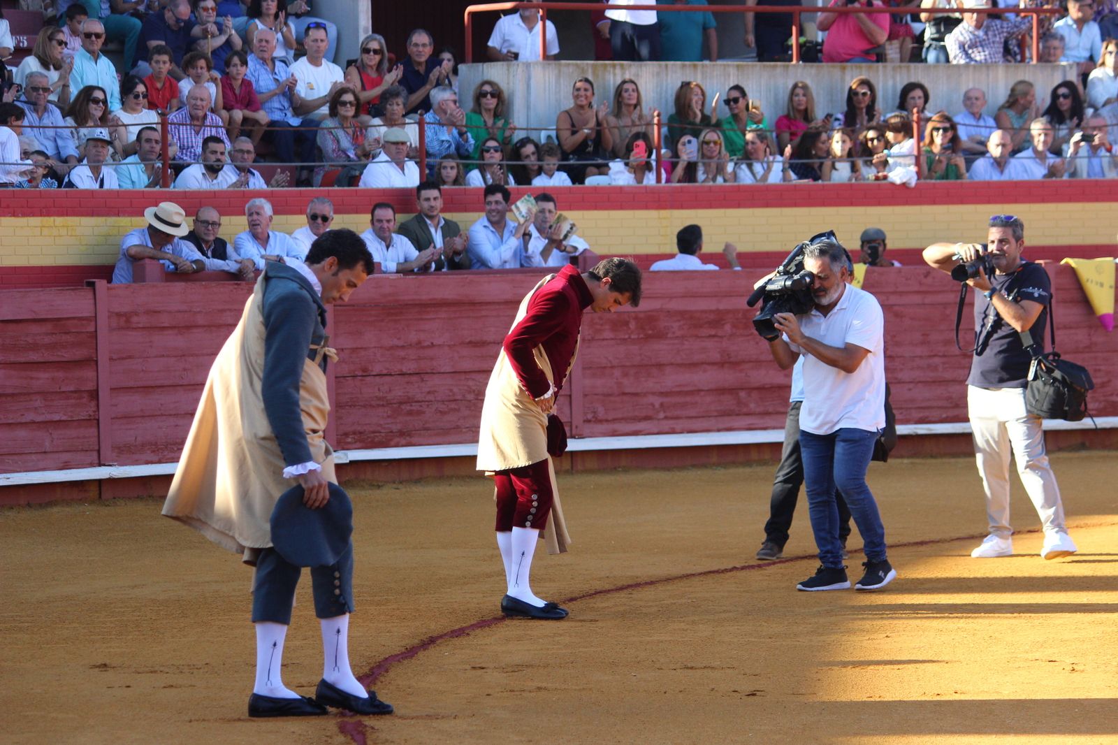 Luque y Miranda se despachan a hombros una tarde ganadera de luces y sombras en Palos