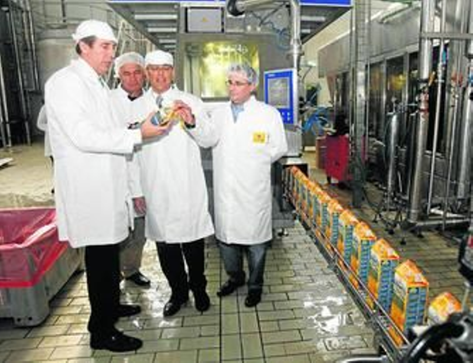 El presidente de la Diputación, con varios responsabes de la planta de Villanueva de los Castillejos, ayer.