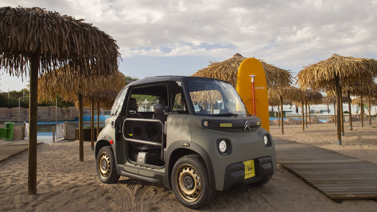 El color elegido para la carrocería es el Khaki, combinado con detalles en Amarillo.