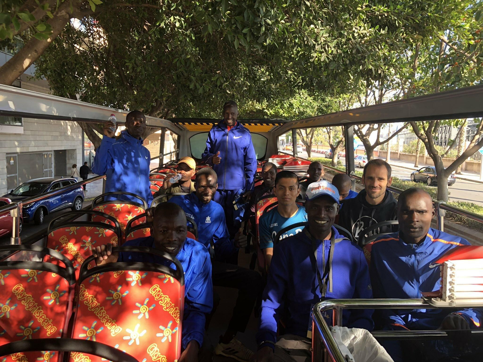 Los atletas de élite en el Maratón de Málaga, en un desplazamiento.