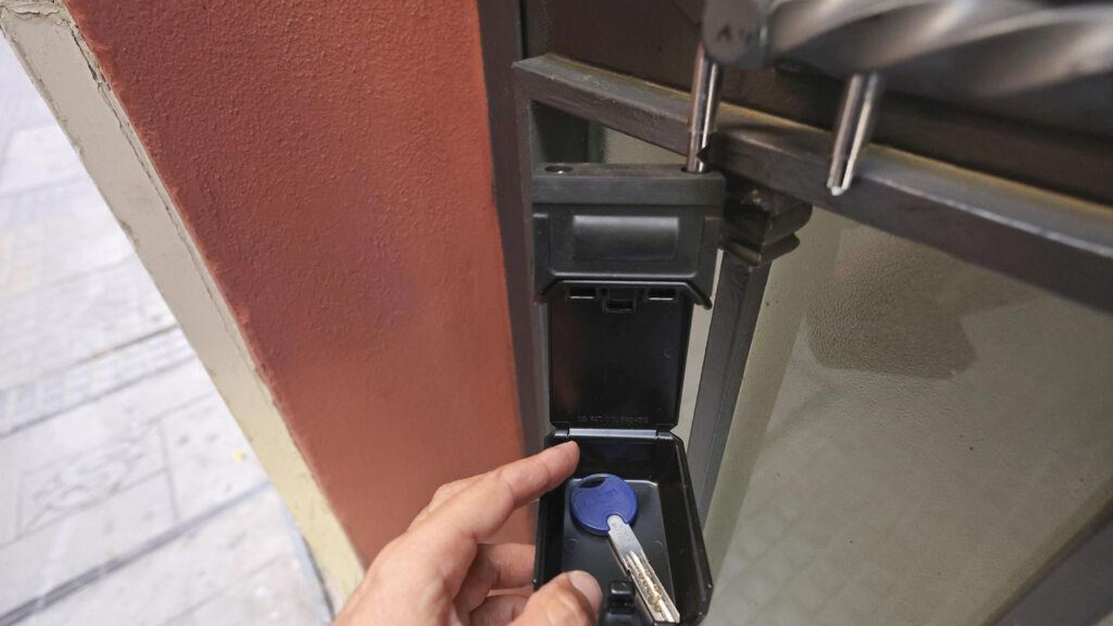 Una llave en uno de estos candados para apartamentos vacacionales. Una llave en uno de estos candados para apartamentos vacacionales.