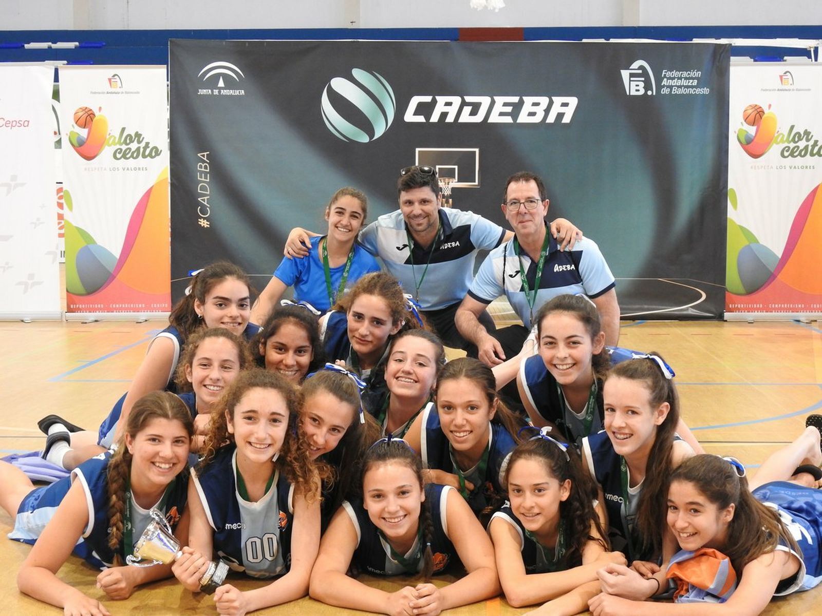El Adeba infantil femenino posa con el trofeo que les acredita como terceras de Andalucía.